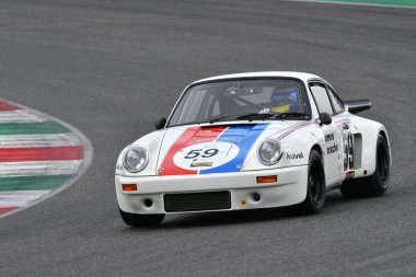 Scarperia, 2 Nisan 2023: Porsche 911 Carrera RSR 3.0 yıl 1974 Mugello Classic 2023 'te İtalya' daki Mugello Pisti 'nde.