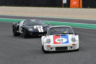 Scarperia, 2 Nisan 2023: Porsche 911 Carrera RSR 3.0 yıl 1974 Mugello Classic 2023 'te İtalya' daki Mugello Pisti 'nde.