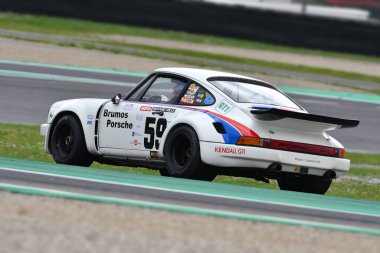 Scarperia, 2 Nisan 2023: Porsche 911 Carrera RSR 3.0 yıl 1974 Mugello Classic 2023 'te İtalya' daki Mugello Pisti 'nde.