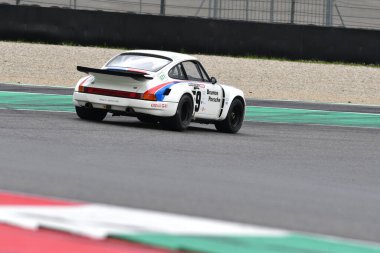 Scarperia, 2 Nisan 2023: Porsche 911 Carrera RSR 3.0 yıl 1974 Mugello Classic 2023 'te İtalya' daki Mugello Pisti 'nde.