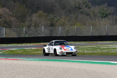Scarperia, 2 Nisan 2023: Porsche 911 Carrera RSR 3.0 yıl 1974 Mugello Classic 2023 'te İtalya' daki Mugello Pisti 'nde.