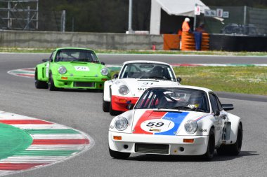 Scarperia, 2 Nisan 2023: Porsche 911 Carrera RSR 3.0 yıl 1974 Mugello Classic 2023 'te İtalya' daki Mugello Pisti 'nde.