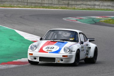 Scarperia, 2 Nisan 2023: Porsche 911 Carrera RSR 3.0 yıl 1974 Mugello Classic 2023 'te İtalya' daki Mugello Pisti 'nde.
