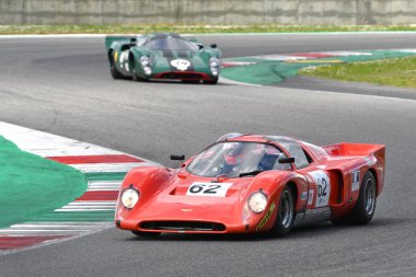 Scarperia, 2 Nisan 2023: Chevron B16, 1970 Mugello Classic 2023 'te İtalya' daki Mugello Pisti 'nde eylem halindeydi..
