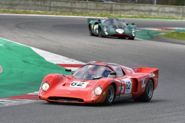 Scarperia, 2 Nisan 2023: Chevron B16, 1970 Mugello Classic 2023 'te İtalya' daki Mugello Pisti 'nde eylem halindeydi..