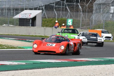 Scarperia, 2 Nisan 2023: Chevron B16, 1970 Mugello Classic 2023 'te İtalya' daki Mugello Pisti 'nde eylem halindeydi..