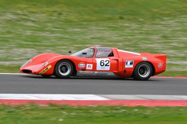 Scarperia, 2 Nisan 2023: Chevron B16, 1970 Mugello Classic 2023 'te İtalya' daki Mugello Pisti 'nde eylem halindeydi..
