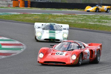 Scarperia, 2 Nisan 2023: Chevron B16, 1970 Mugello Classic 2023 'te İtalya' daki Mugello Pisti 'nde eylem halindeydi..