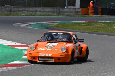 Scarperia, 2 Nisan 2023: Porsche 911 Carrera RSR 3.0 yıl 1974 Mugello Classic 2023 'te İtalya' daki Mugello Pisti 'nde.