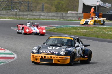 Scarperia, 2 Nisan 2023: Porsche 911 Carrera RSR 3.0 yıl 1974 Mugello Classic 2023 'te İtalya' daki Mugello Pisti 'nde.