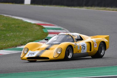 Scarperia, 2 Nisan 2023: Chevron B16, 1970 Mugello Classic 2023 'te İtalya' daki Mugello Pisti 'nde eylem halindeydi..