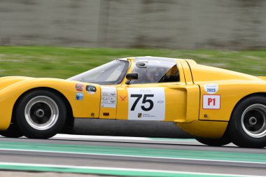 Scarperia, 2 Nisan 2023: Chevron B16, 1970 Mugello Classic 2023 'te İtalya' daki Mugello Pisti 'nde eylem halindeydi..