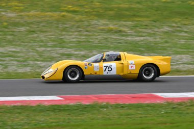 Scarperia, 2 Nisan 2023: Chevron B16, 1970 Mugello Classic 2023 'te İtalya' daki Mugello Pisti 'nde eylem halindeydi..
