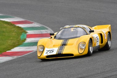 Scarperia, 2 Nisan 2023: Chevron B16, 1970 Mugello Classic 2023 'te İtalya' daki Mugello Pisti 'nde eylem halindeydi..