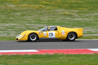 Scarperia, 2 Nisan 2023: Chevron B16, 1970 Mugello Classic 2023 'te İtalya' daki Mugello Pisti 'nde eylem halindeydi..