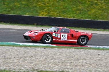 Scarperia, 2 Nisan 2023: Ford GT40, 1966 Mugello Classic 2023 'te İtalya Mugello Pisti' nde eylem halindeydi..