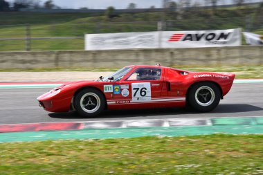 Scarperia, 2 Nisan 2023: Ford GT40, 1966 Mugello Classic 2023 'te İtalya Mugello Pisti' nde eylem halindeydi..