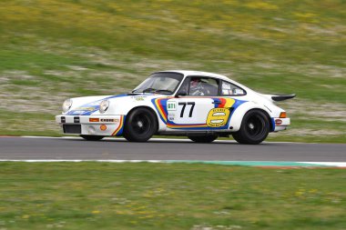 Scarperia, 2 Nisan 2023: Porsche 911 Carrera RSR 3.0 yıl 1974 Mugello Classic 2023 'te İtalya' daki Mugello Pisti 'nde.