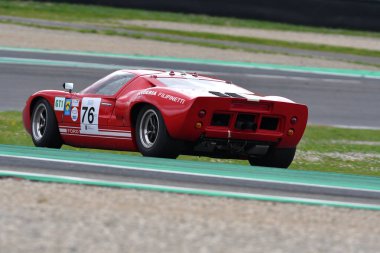 Scarperia, 2 Nisan 2023: Ford GT40, 1966 Mugello Classic 2023 'te İtalya Mugello Pisti' nde eylem halindeydi..
