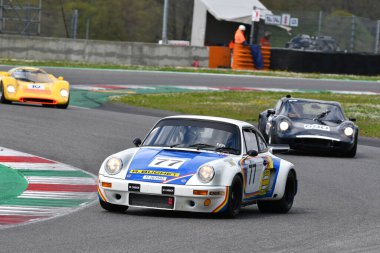 Scarperia, 2 Nisan 2023: Porsche 911 Carrera RSR 3.0 yıl 1974 Mugello Classic 2023 'te İtalya' daki Mugello Pisti 'nde.