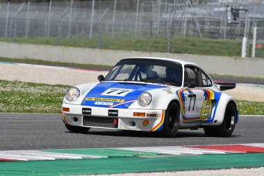 Scarperia, 2 Nisan 2023: Porsche 911 Carrera RSR 3.0 yıl 1974 Mugello Classic 2023 'te İtalya' daki Mugello Pisti 'nde.