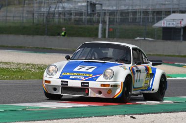 Scarperia, 2 Nisan 2023: Porsche 911 Carrera RSR 3.0 yıl 1974 Mugello Classic 2023 'te İtalya' daki Mugello Pisti 'nde.