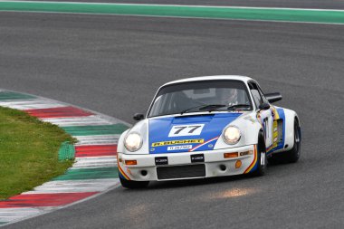Scarperia, 2 Nisan 2023: Porsche 911 Carrera RSR 3.0 yıl 1974 Mugello Classic 2023 'te İtalya' daki Mugello Pisti 'nde.