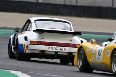 Scarperia, 2 Nisan 2023: Porsche 911 Carrera RSR 3.0 yıl 1974 Mugello Classic 2023 'te İtalya' daki Mugello Pisti 'nde.