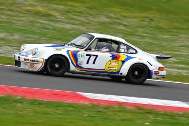 Scarperia, 2 Nisan 2023: Porsche 911 Carrera RSR 3.0 yıl 1974 Mugello Classic 2023 'te İtalya' daki Mugello Pisti 'nde.