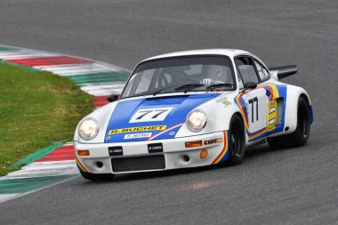 Scarperia, 2 Nisan 2023: Porsche 911 Carrera RSR 3.0 yıl 1974 Mugello Classic 2023 'te İtalya' daki Mugello Pisti 'nde.