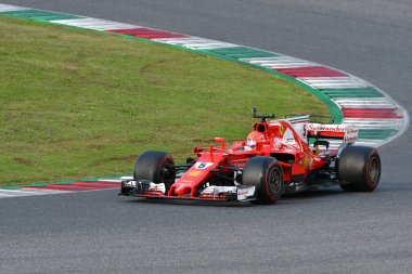 Scarperia, Mugello - 28 Ekim 2023: Ferrari F1 SF70H yıl 2017 eski Sebastian Vettel Ferrari Dünya Finalleri sırasında Mugello Pisti 'nde görev yaptı..