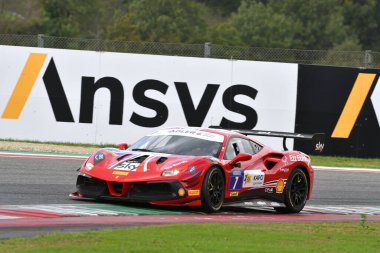 Scarperia - İtalya, 28 Ekim 2023: Ferrari 488 yarışması Ferrari Dünya Kupası elemeleri sırasında İtalya 'daki Mugello Pisti' nde devam ediyor.