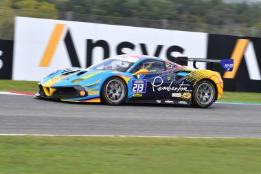 Scarperia - İtalya, 28 Ekim 2023: Ferrari 488 yarışması Ferrari Dünya Kupası elemeleri sırasında İtalya 'daki Mugello Pisti' nde devam ediyor.