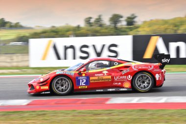 Scarperia - İtalya, 28 Ekim 2023: Ferrari 488 yarışması Ferrari Dünya Kupası elemeleri sırasında İtalya 'daki Mugello Pisti' nde devam ediyor.