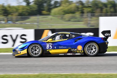 Scarperia - İtalya, 28 Ekim 2023: Ferrari 488 yarışması Ferrari Dünya Kupası elemeleri sırasında İtalya 'daki Mugello Pisti' nde devam ediyor.