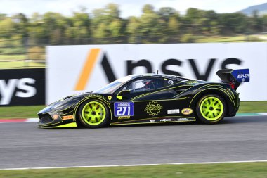 Scarperia - İtalya, 28 Ekim 2023: Ferrari 488 yarışması Ferrari Dünya Kupası elemeleri sırasında İtalya 'daki Mugello Pisti' nde devam ediyor.
