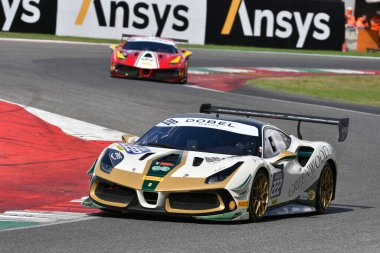 Scarperia - İtalya, 28 Ekim 2023: Ferrari 488 yarışması Ferrari Dünya Kupası elemeleri sırasında İtalya 'daki Mugello Pisti' nde devam ediyor.