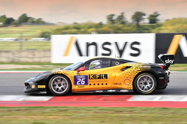 Scarperia - İtalya, 28 Ekim 2023: Ferrari 488 yarışması Ferrari Dünya Kupası elemeleri sırasında İtalya 'daki Mugello Pisti' nde devam ediyor.
