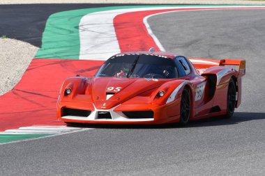 Scarperia, Mugello - 28 Ekim 2023: Ferrari FXX İtalya 'da Ferrari Dünya Finalleri sırasında Mugello Pisti' nde görev yapıyor.