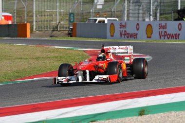 Scarperia, Mugello - 28 Ekim 2023: Ferrari F1 F150 yıl 2011 eski eşi Fernando Alonso Ferrari Dünya Finalleri sırasında İtalya 'da Mugello Pisti' nde görev yaptı..