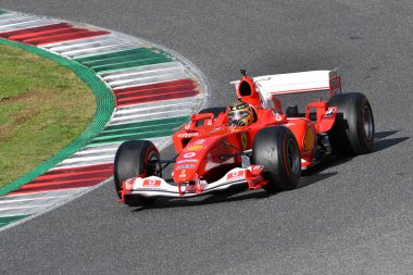 Scarperia, Mugello - 28 Ekim 2023: Ferrari F1 F2004 2004 eski Michael Schumacher Ferrari Dünya Finalleri sırasında Mugello Pisti 'nde görev yaptı..