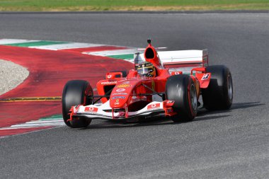 Scarperia, Mugello - 28 Ekim 2023: Ferrari F1 F2004 2004 eski Michael Schumacher Ferrari Dünya Finalleri sırasında Mugello Pisti 'nde görev yaptı..