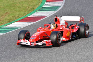 Scarperia, Mugello - 28 Ekim 2023: Ferrari F1 F2004 2004 eski Michael Schumacher Ferrari Dünya Finalleri sırasında Mugello Pisti 'nde görev yaptı..