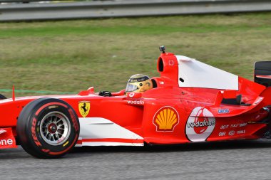 Scarperia, Mugello - 28 Ekim 2023: Ferrari F1 F2004 2004 eski Michael Schumacher Ferrari Dünya Finalleri sırasında Mugello Pisti 'nde görev yaptı..