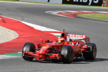 Scarperia, Mugello - 28 Ekim 2023: Ferrari F1 F2008 yılındaki ex Kimi Raikkonen Ferrari Dünya Finalleri sırasında İtalya 'da Mugello Pisti' nde görev yaptı.