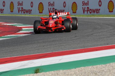Scarperia, Mugello - 28 Ekim 2023: Ferrari F1 F2008 yılındaki ex Kimi Raikkonen Ferrari Dünya Finalleri sırasında İtalya 'da Mugello Pisti' nde görev yaptı.