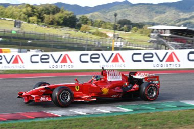 Scarperia, Mugello - 28 Ekim 2023: Ferrari F1 F2008 yılındaki ex Kimi Raikkonen Ferrari Dünya Finalleri sırasında İtalya 'da Mugello Pisti' nde görev yaptı.