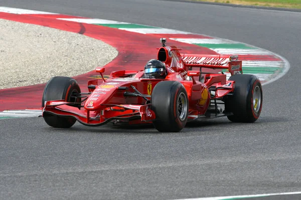 Scarperia, Mugello - 28 Ekim 2023: Ferrari F1 F2007 eski sevgilisi Kimi Raikkonen Ferrari Dünya Finalleri sırasında İtalya 'da Mugello Pisti' nde görev yaptı.