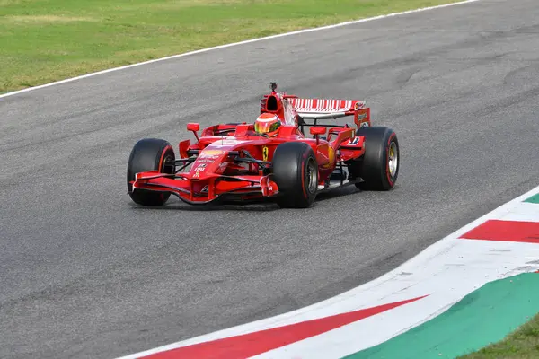 Scarperia, Mugello - 28 Ekim 2023: Ferrari F1 F2008 yılındaki ex Kimi Raikkonen Ferrari Dünya Finalleri sırasında İtalya 'da Mugello Pisti' nde görev yaptı.