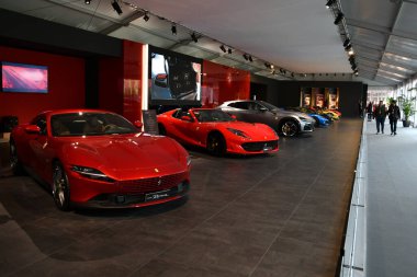 Scarperia, Mugello - 28 Ekim 2023: Ferrari Dünya Finalleri sırasında İtalya 'daki Mugello Pisti' nde Ferrari Roma sergileniyor.